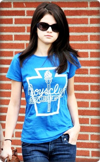 Selena-Gomez-in-a-Shirt-Style-3 - selena gomez albastru