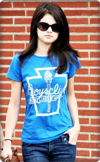 Selena-Gomez-in-a-Shirt-Style-3