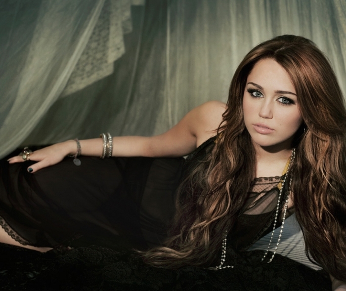 1672437800-1584648384LACE_0112_1 - o - Miley Cyrus - o