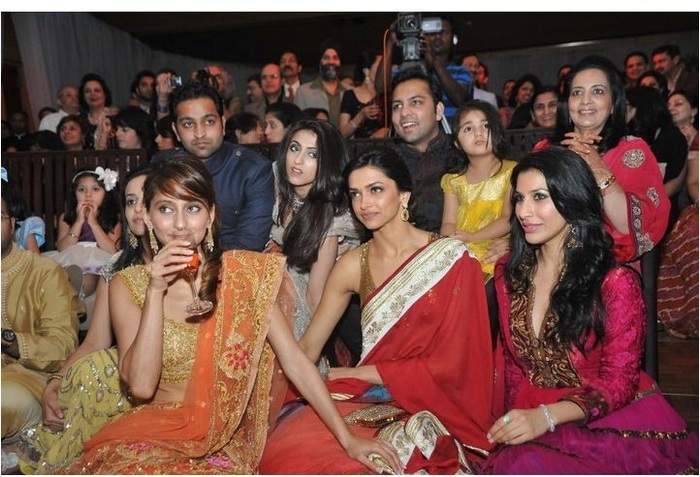 deepika_padukone_in_red_hot_saree[1]