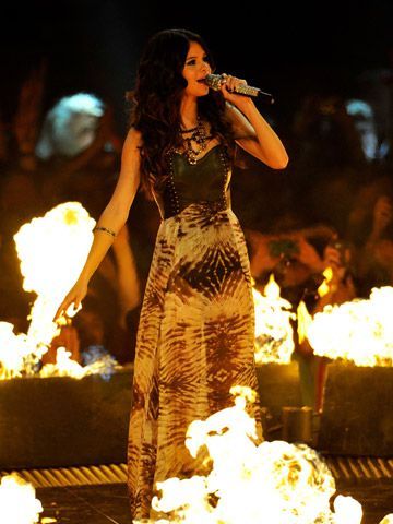 selena-gomez-a-avut-noua-tinute-diferite-la-mtv-ema-2011-care-ti-se-pare-cea-mai-inspirata_4