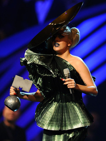 lady-gaga-ian-gavan-131656278 - Vedete bine sau prost imbracate la mtv ema 2011 poze