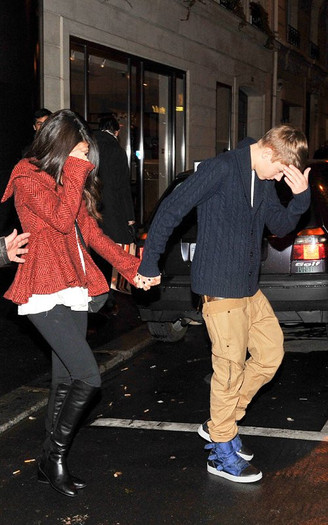  - 2011 Having Dinner With Selena Gomez In Paris France November 8