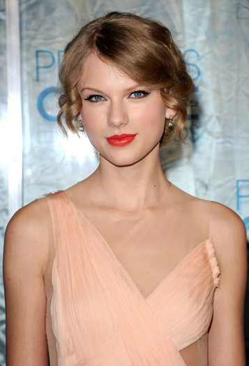 Taylor Swift 2011 People Choice Awards Arrivals QnKAGnTGdRel - Taylor Swift