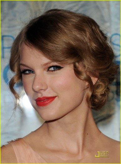 taylor-swift-2011-pca-07