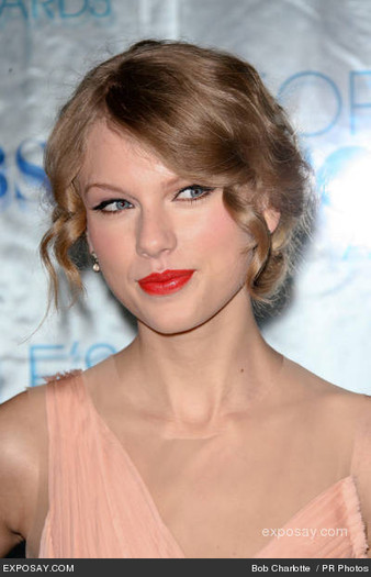 taylor-swift-2011-peoples-choice-awards-zFY6dY - Taylor Swift