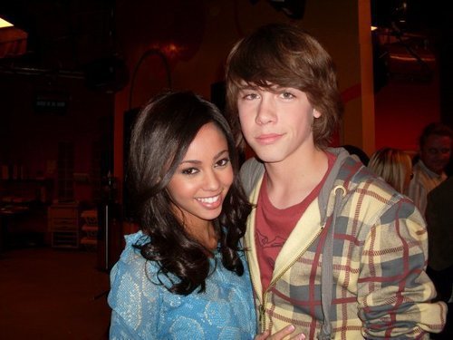 261499_107514689344885_100002590647784_65381_2828377_n - Vanessa Morgan