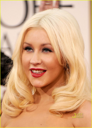christina-aguilera-2011-golden-globes-02