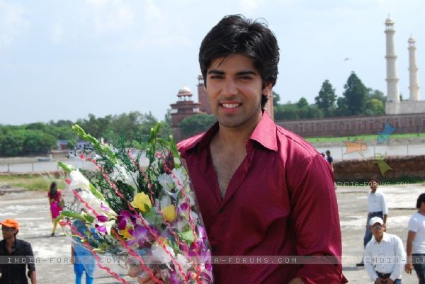 33303-ranvir-rajvansh-with-a-bouquet - x-Kinshuk Mahajan