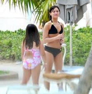 images - Demi Lovato costum de baie