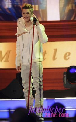 normal_bieber-perf-111011-7 normal_bieber-perf-111011-7