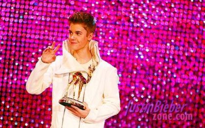 normal_Justin_BIeber_wins_bambi_awards_2011 normal_Justin_BIeber_wins_bambi_awards_2011