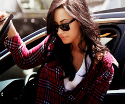 tumblr_lr0lhtLiwZ1qh01qzo1_500_thumb - Demi-Lovato
