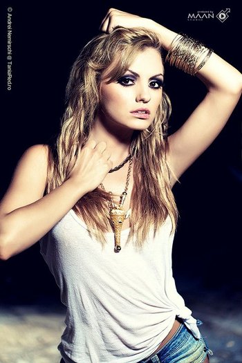 314471_256879667675947_129090557121526_862015_1477142_n - alexandra stan