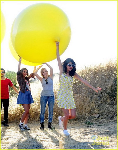 654 - Selena Gomez la filmarile clipului Hit the lights