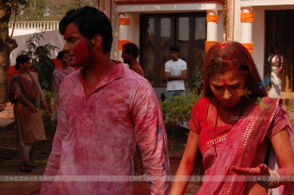 33125-alekh-and-sadhna-looking-disturbed 33125-alekh-and-sadhna-looking-disturbed