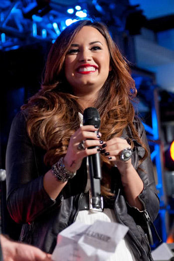 430075555 - Demi Lovato Poze Noi de pe twitter