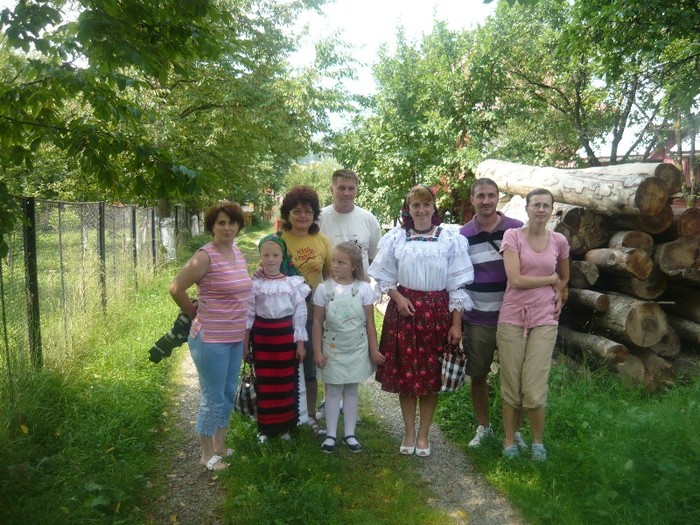 maramuresene spre biserica - z calatorii-maramures 2011