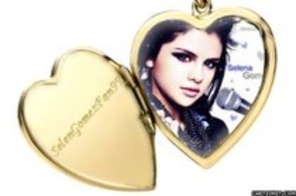 medalion-rock - selena gomez