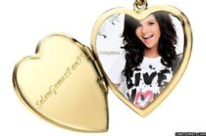 medalion-cool - selena gomez