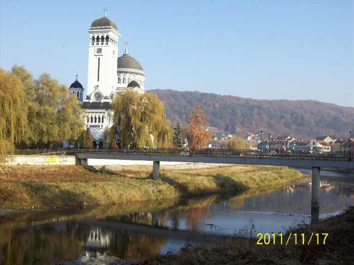 CATEDRALA  SI  PASARELA  PIETONALA  DE PESTE  RAUL  TARNAVA  MARE  CE STRABATE  SIGHISOARA ..