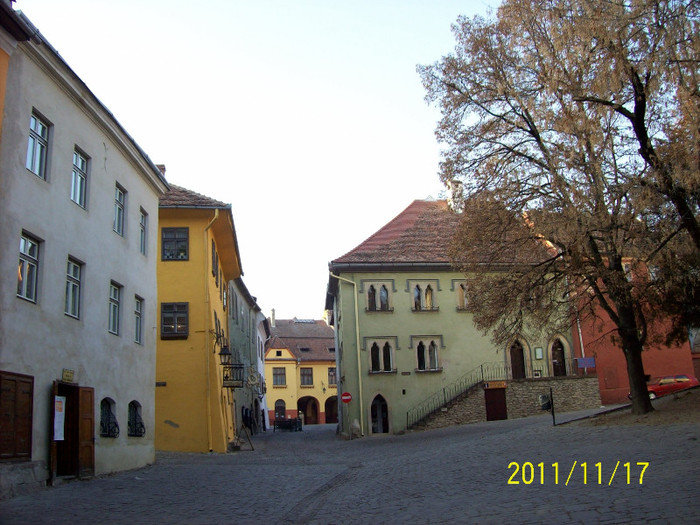 CASA VENETIANA  IN CULOARE VERNIL CU SCARI....