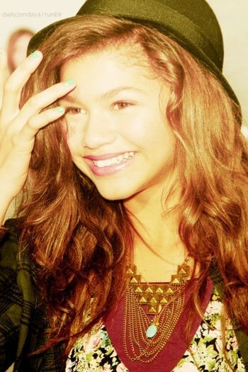 45580770_HTBKDSOFA - zendaya coleman