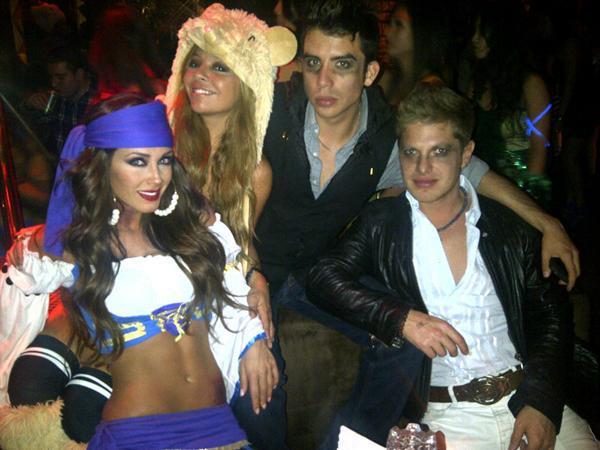 302513_303492472997130_147912375221808_1311099_509255131_n - 1-Anahi en la fiesta de Halloween con amigos