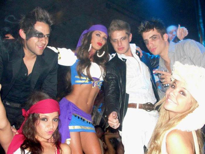 387453_304464206233290_147912375221808_1315983_1552716960_n - 1-Anahi en la fiesta de Halloween con amigos