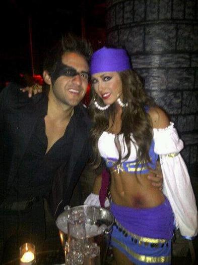 388676_303498286329882_147912375221808_1311113_1010117885_n - 1-Anahi en la fiesta de Halloween con amigos