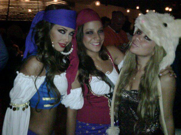 390150_303492446330466_147912375221808_1311098_854302582_n (1) - 1-Anahi en la fiesta de Halloween con amigos