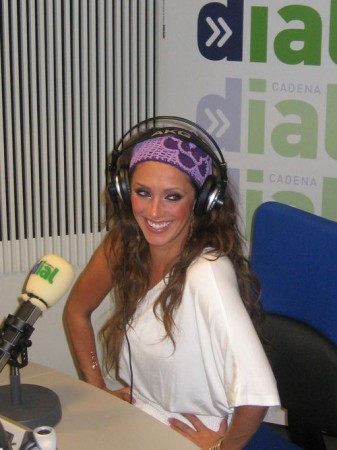 6a00e54fa2679888330133f1df4430970b-500wi - 1-Anahi en la Radio Cadena Dial-1