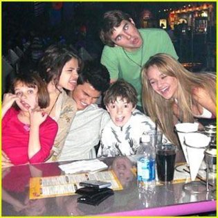 260331_170144089716011_100001612625871_475465_2495757_n - Selena Gomez 1