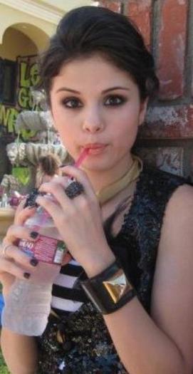 294887_215553121841774_100001612625871_648559_1251303413_n - Selena Gomez 1
