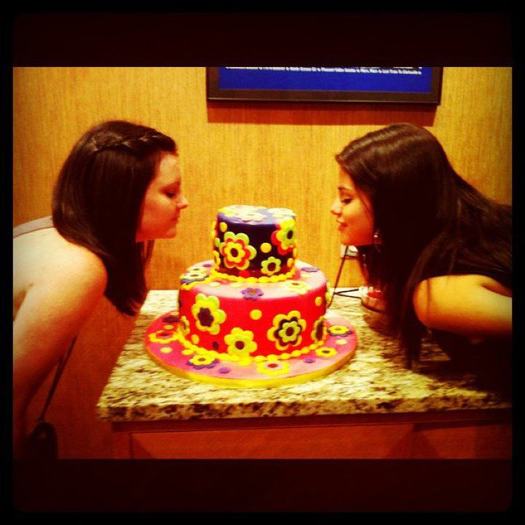 300322_210781692318917_100001612625871_632825_1678650253_n - Selena Gomez 1