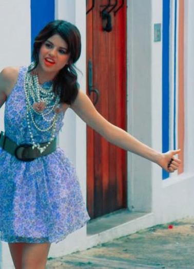 300601_215551211841965_100001612625871_648544_153361904_n - Selena Gomez 1