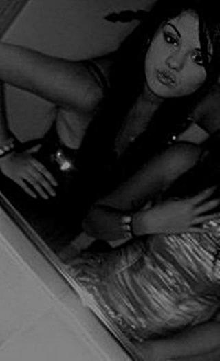 304260_203652809698472_100001612625871_607287_3747450_n - Selena Gomez 1