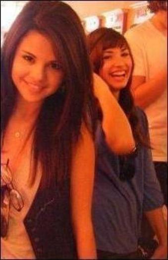 308498_203570806373339_100001612625871_607057_5845989_n - Selena Gomez 1