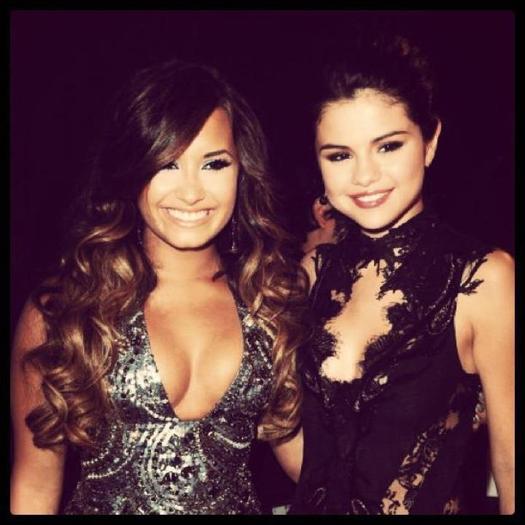 308760_215550635175356_100001612625871_648541_1210187050_n - Selena Gomez 1