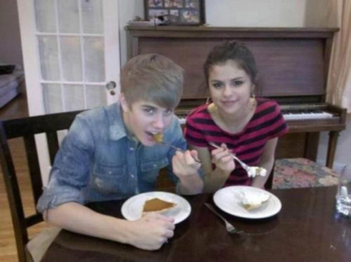 308882_230239197039833_100001612625871_701485_467022322_n - Selena Gomez 1