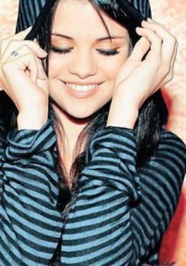 309350_211445108919242_100001612625871_635243_1919283719_n - Selena Gomez 1