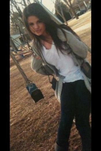 310891_201067313290355_100001612625871_600208_5272160_n - Selena Gomez 1