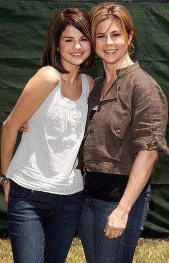 311228_215547258509027_100001612625871_648514_1349711900_n - Selena Gomez 1