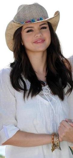 312472_211444892252597_100001612625871_635238_1614340620_n - Selena Gomez 1