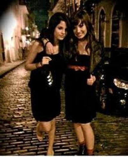 313230_204984029565350_100001612625871_612766_745892_n - Selena Gomez 1