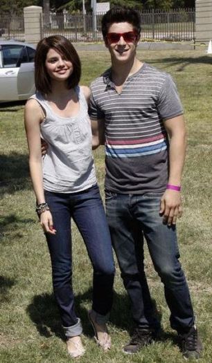 314038_205001719563581_100001612625871_612848_6740962_n - Selena Gomez 1