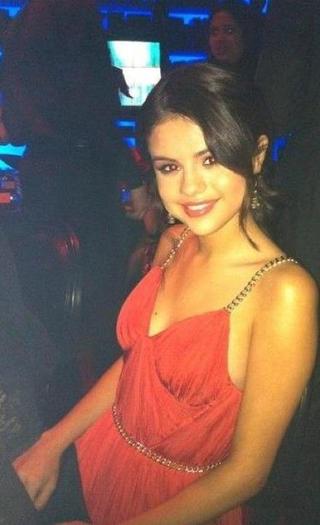 317607_203567369707016_100001612625871_607054_76977_n - Selena Gomez 1