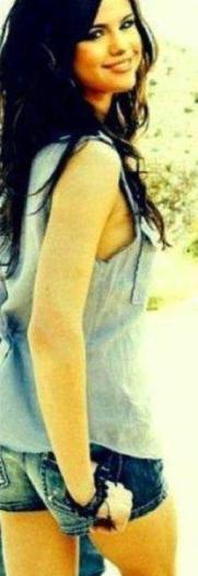 319032_211438468919906_100001612625871_635164_675831560_n - Selena Gomez 1