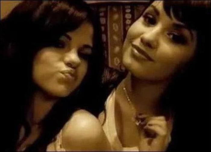 319232_203570889706664_100001612625871_607058_2327809_n - Selena Gomez 1