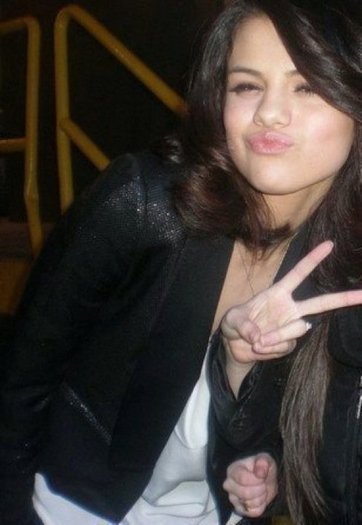 319378_201065049957248_100001612625871_600191_2903743_n - Selena Gomez 1
